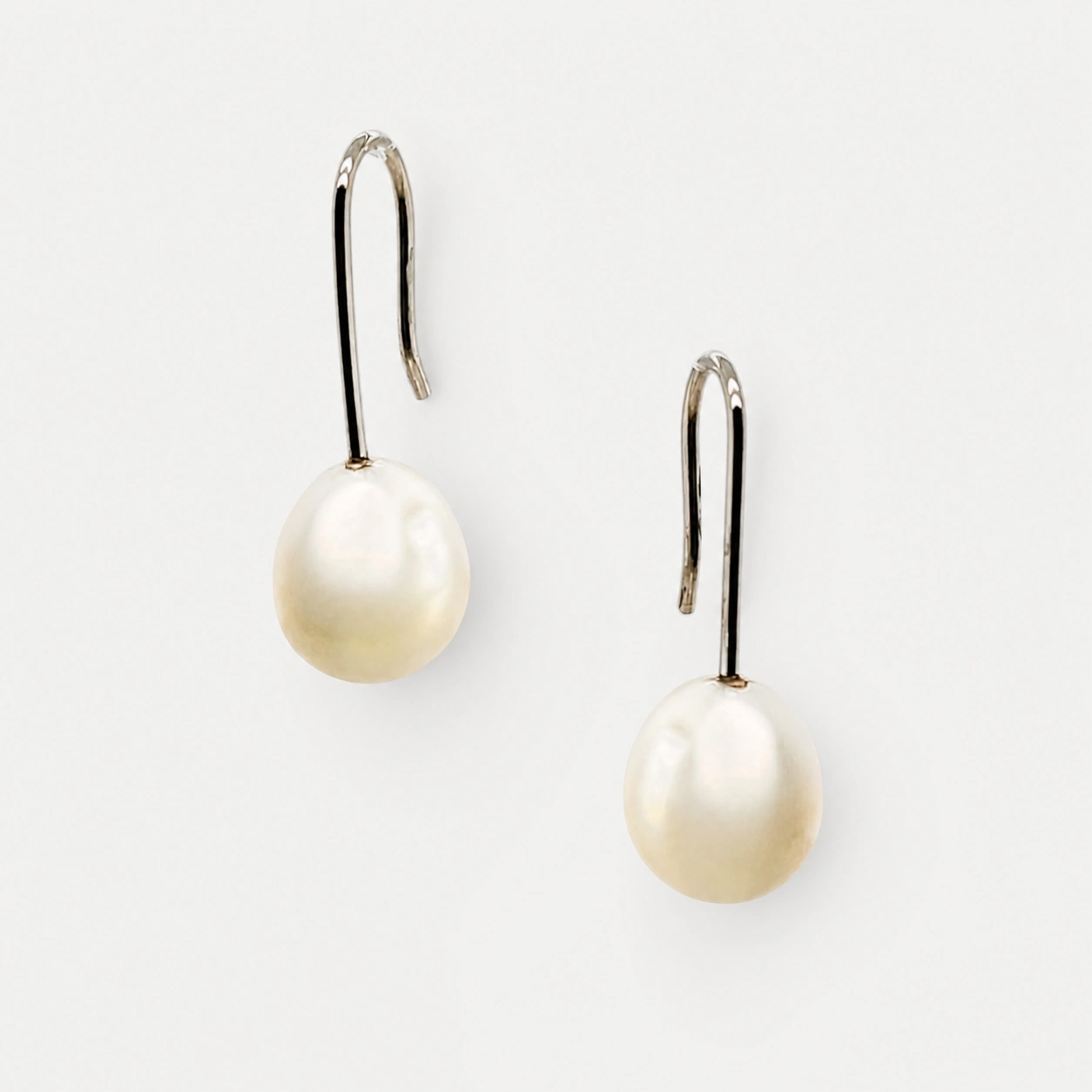 1 Pair of 14K White Gold Freshwater Drop Earrings