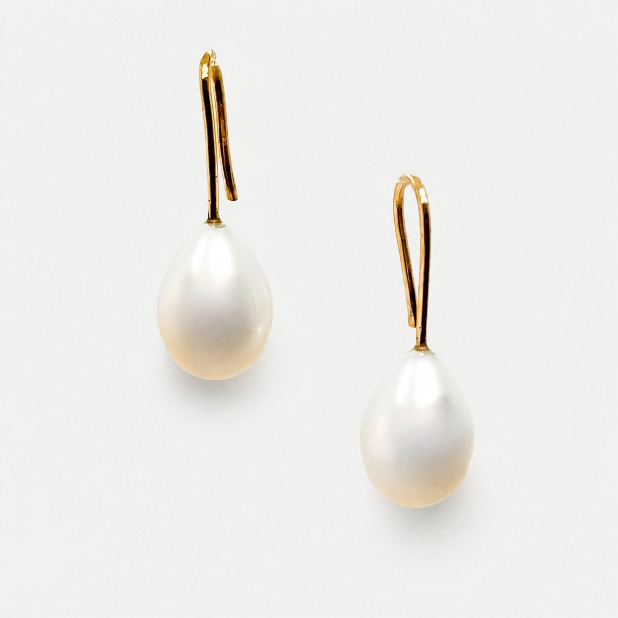 1 Pair of 14K Yellow Gold Freshwater Drop Earrings